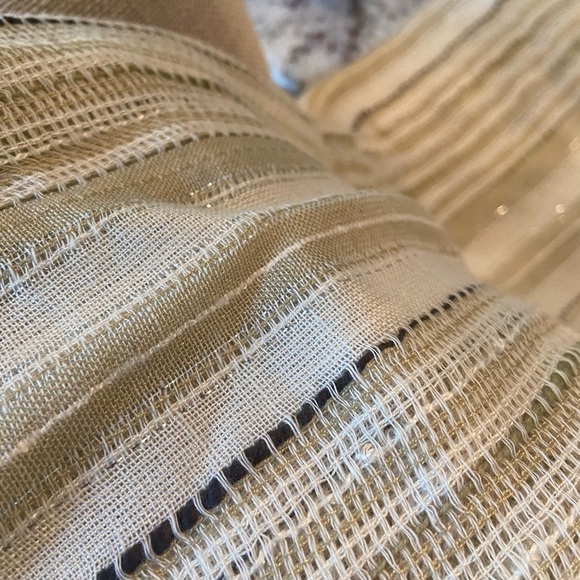 Lightweight cream/tan scarf with some shimmer - Picture 6 of 7